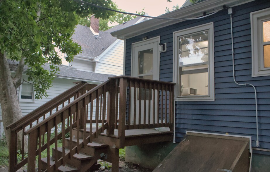 Building Photo - 304 W Columbia Ave