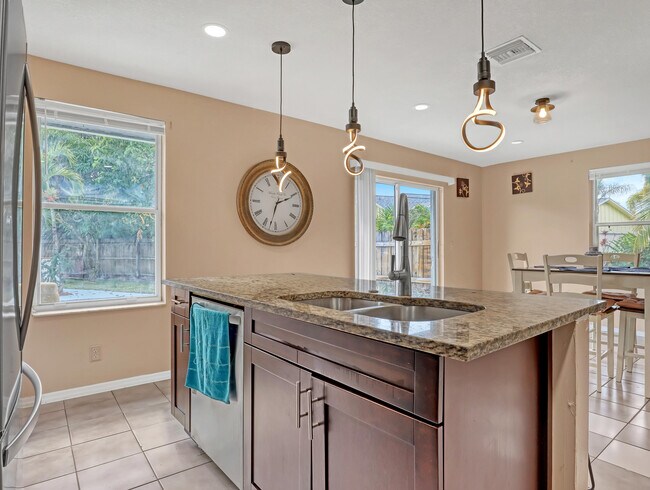 Building Photo - 1950 Wisteria St