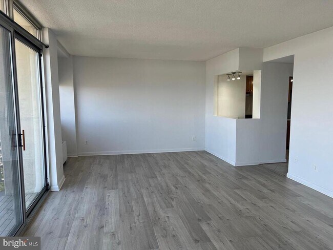 Building Photo - 2059 Huntington Ave