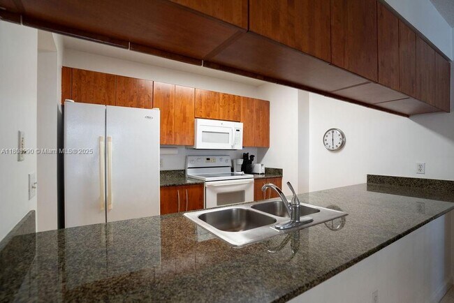 Building Photo - 1200 Brickell Bay Dr