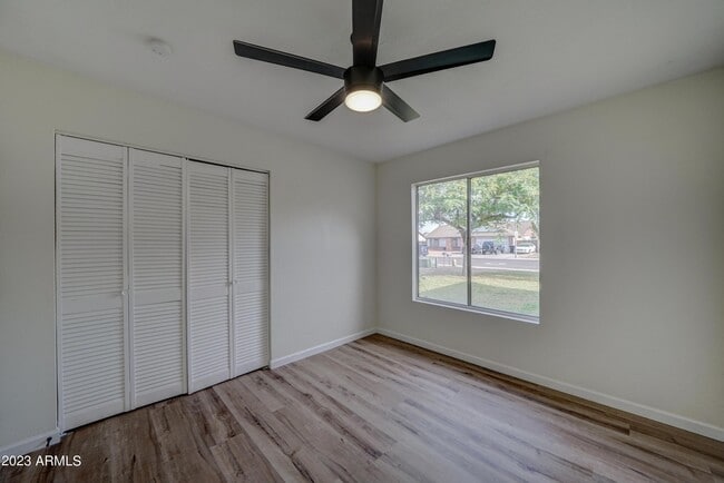 Building Photo - 7113 W Sunnyside Dr