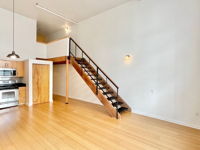 Building Photo - HUGE 2 Level 2br/1.5Ba Loft, High Ceilings...