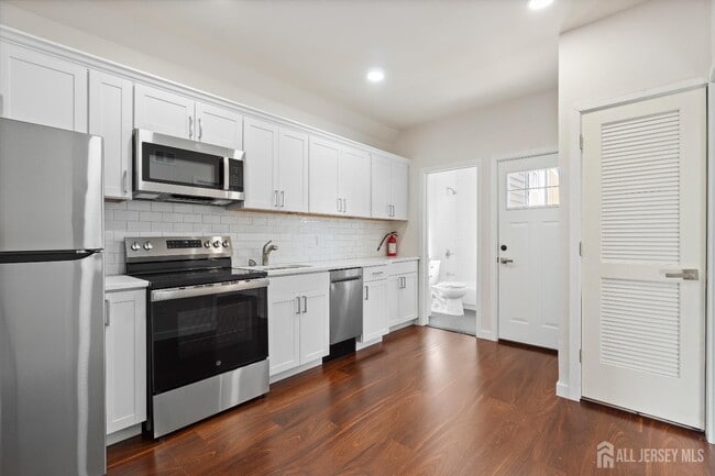 Building Photo - 824 George St