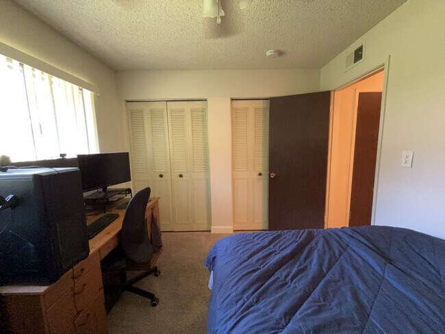 Building Photo - 2 Bedroom Condo in North Davis for September move in!