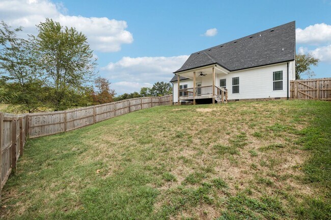Building Photo - 3 Bedroom 2 1/2 Bathroom Home!!