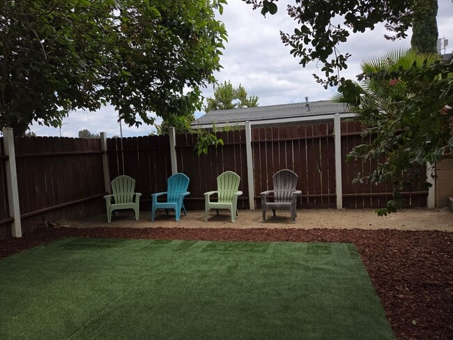 Building Photo - PRIVATE 3 bed/3 bath HOME + LARGE BONUS ROOM. NO OTHER UNITS ON PROPERTY.