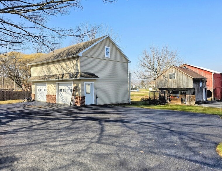 Building Photo - 1358 W Main St