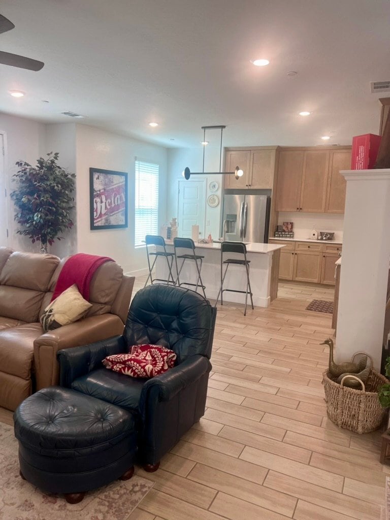 Building Photo - 2712 E Tamarind Dr