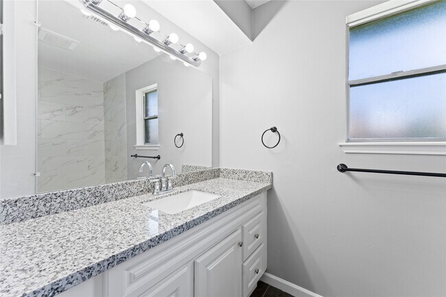 Building Photo - 815 Pebbleshire Dr