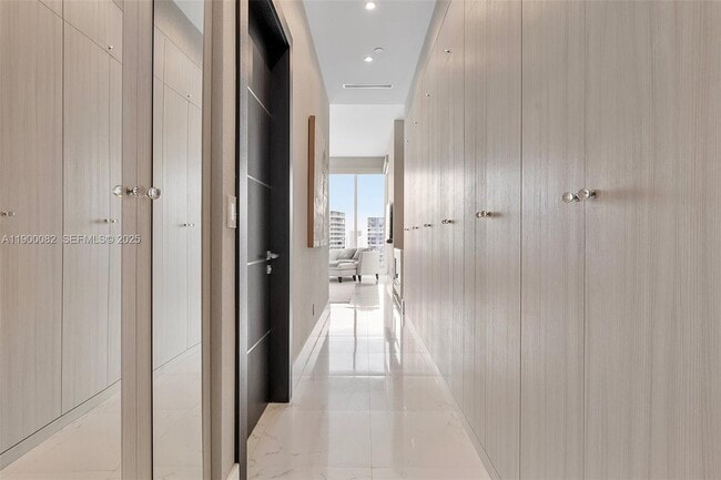 Building Photo - 900 Brickell Key Blvd