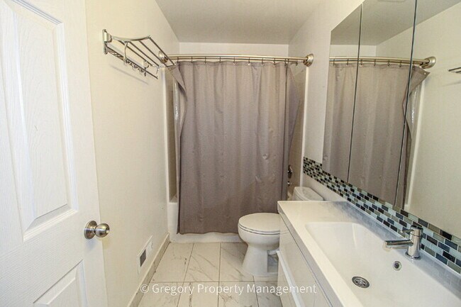 Building Photo - 14622 4th Ave W