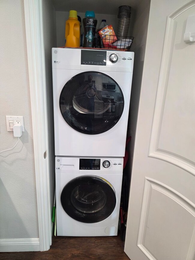 Building Photo - One month rental Fully furnished 1 bedroom...