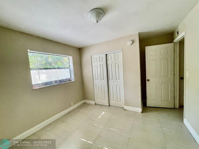 Building Photo - 607 NE 29th Dr