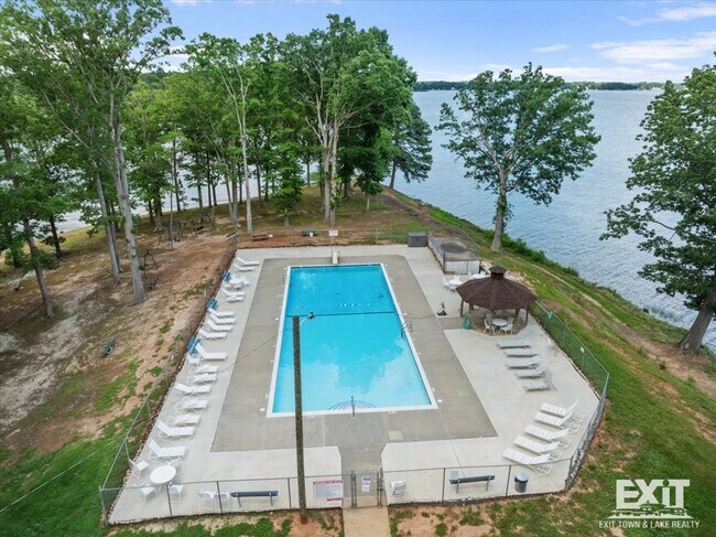 Building Photo - Welcome to this 3 Bedroom, 2 Bath Home in Wildwood Point!