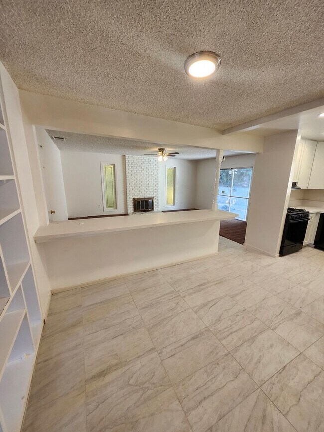 Building Photo - Newly Renovated! Spacious 4-Bed, 2-Bath Ho...