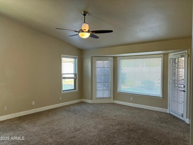 Building Photo - 9411 S Palm Dr