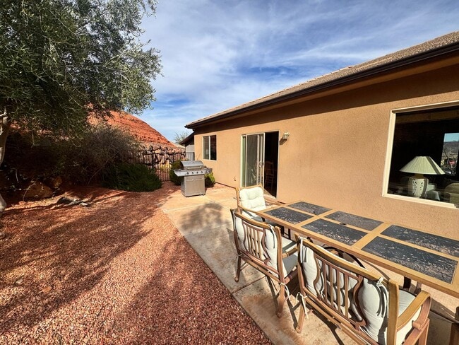 Building Photo - Short Term Fully Furnished Rental! Available May 1st - October 31st!