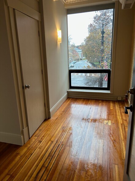 Building Photo - 98 Main St