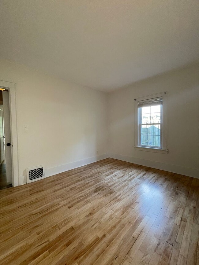 Building Photo - Three Bedroom Home in Kalamazoo