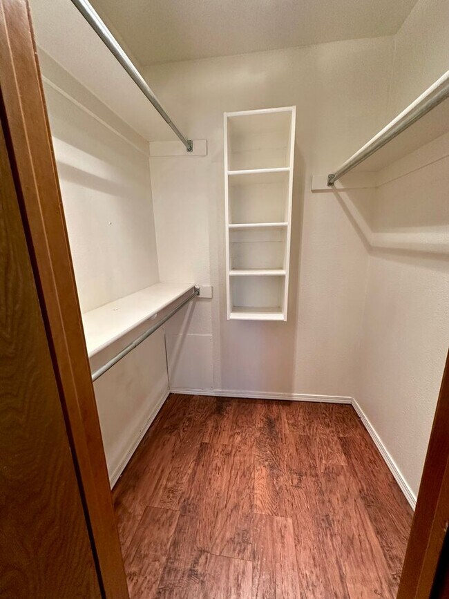 Building Photo - Spacious 3 bedroom, 2 bath home!  Don't mi...