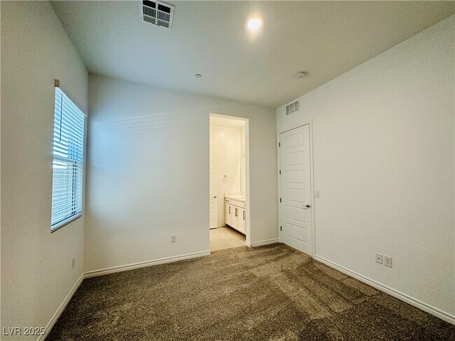 Building Photo - 981 Woodburn Ln