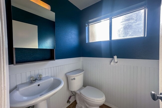 Building Photo - An Enchanted View Townhome