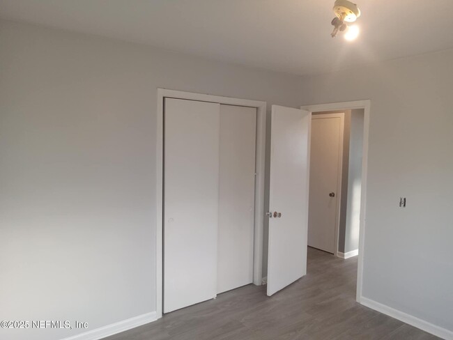 Building Photo - 1568 Hatley St W