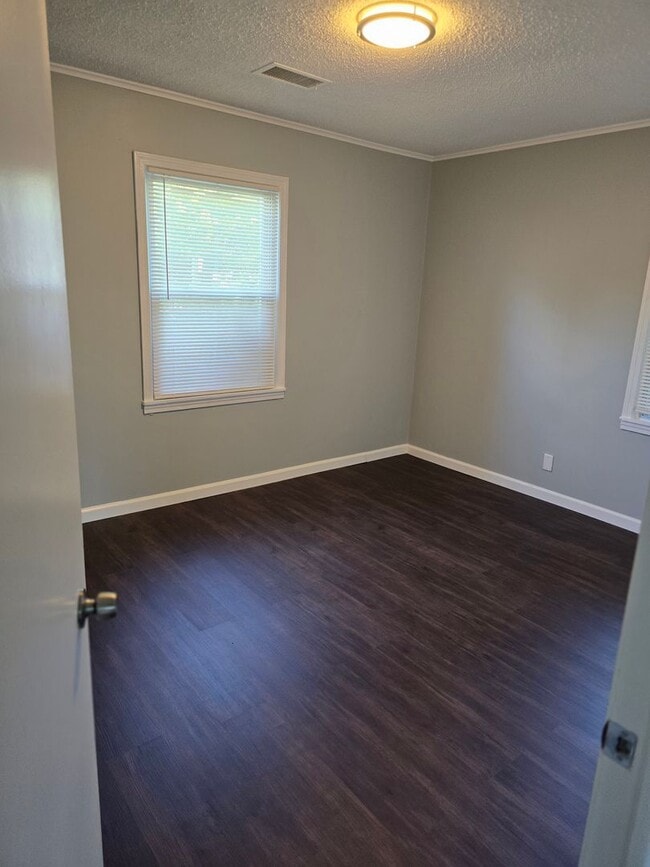 Building Photo - Newly Renovated 2 bedroom in Roeland park