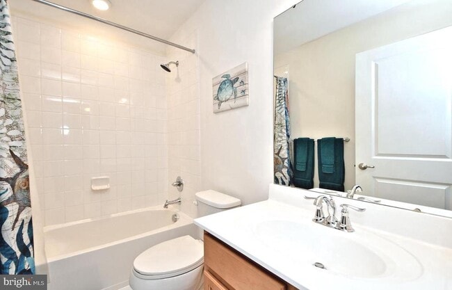 Building Photo - 353 E Hancock St