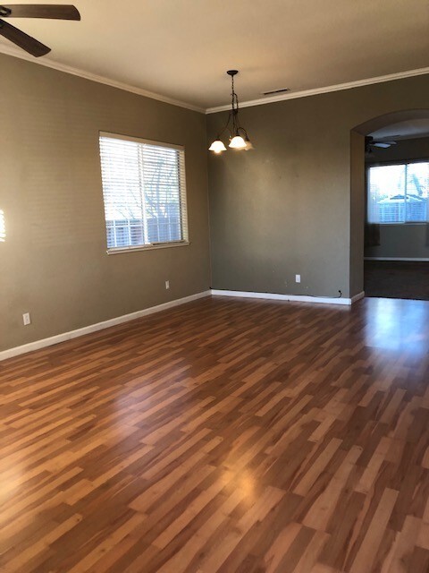 Building Photo - Gorgeous 3 bedroom 2 bath