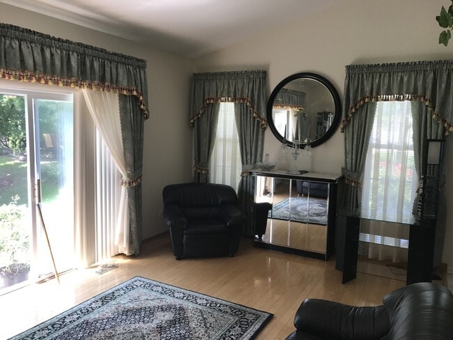 Building Photo - Exceptionally Clean 2-Bedroom Ranch with Double Car Garage