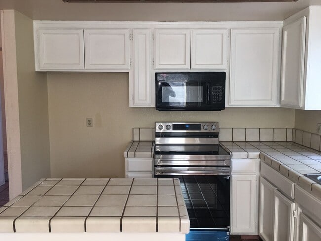 Building Photo - Spacious 2 Story Home, 1/2 Off The First Months Rent