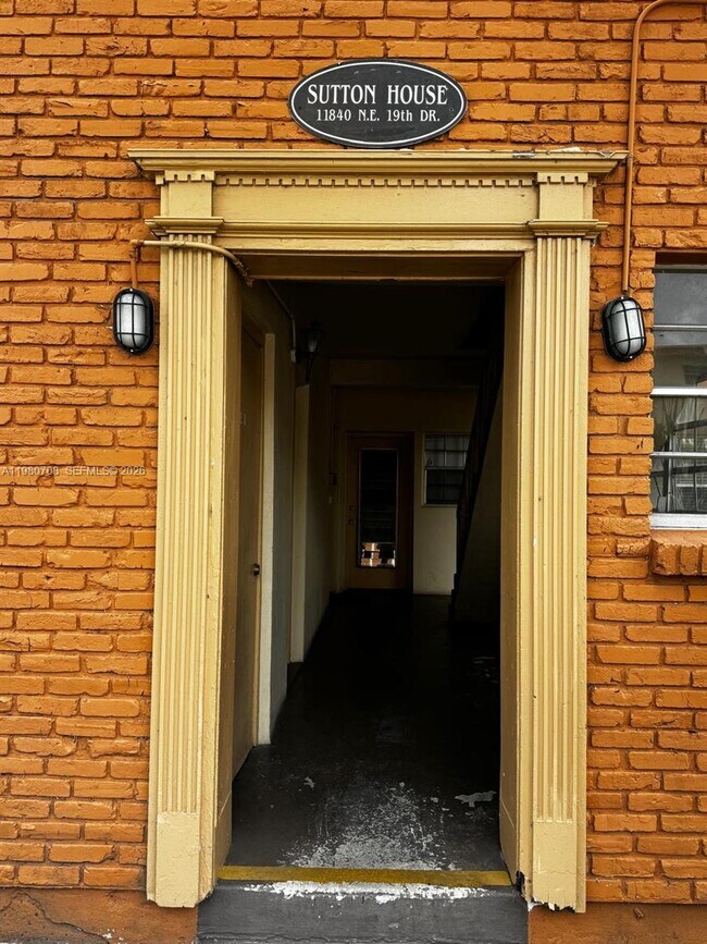 Building Photo - 11840 NE 19th Dr