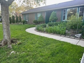 Building Photo - Spacious Ranch