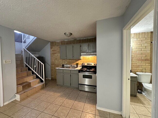 Building Photo - 311 Soria Dr