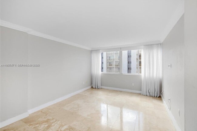 Building Photo - 1345 Lincoln Rd