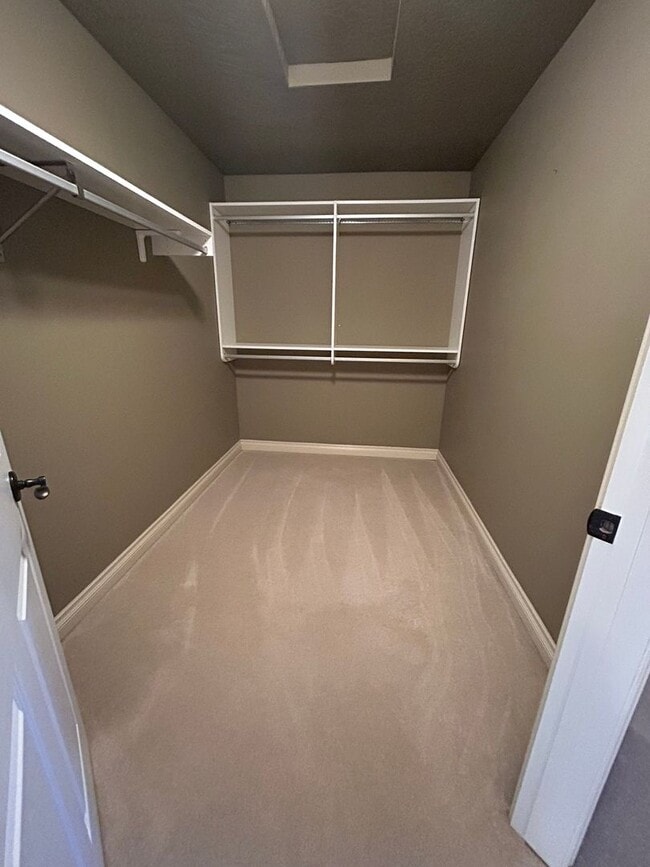 Building Photo - Gorgeous 4 Bedroom in Desirable East Misso...