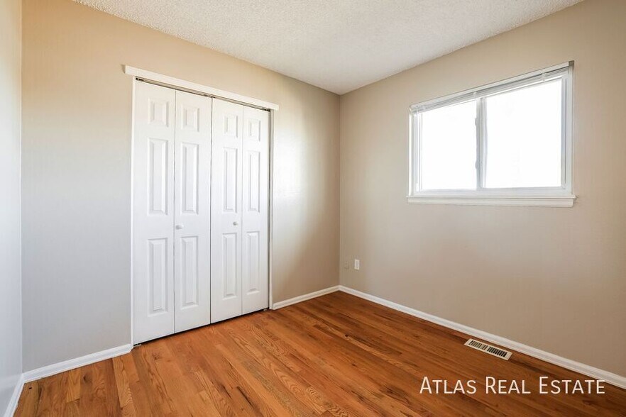 Building Photo - 730 S Oakland St