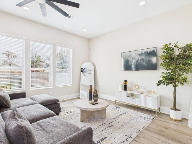 Building Photo - 6310 Norland St