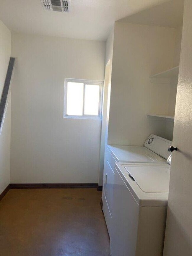 Building Photo - 1733 E Campus Dr