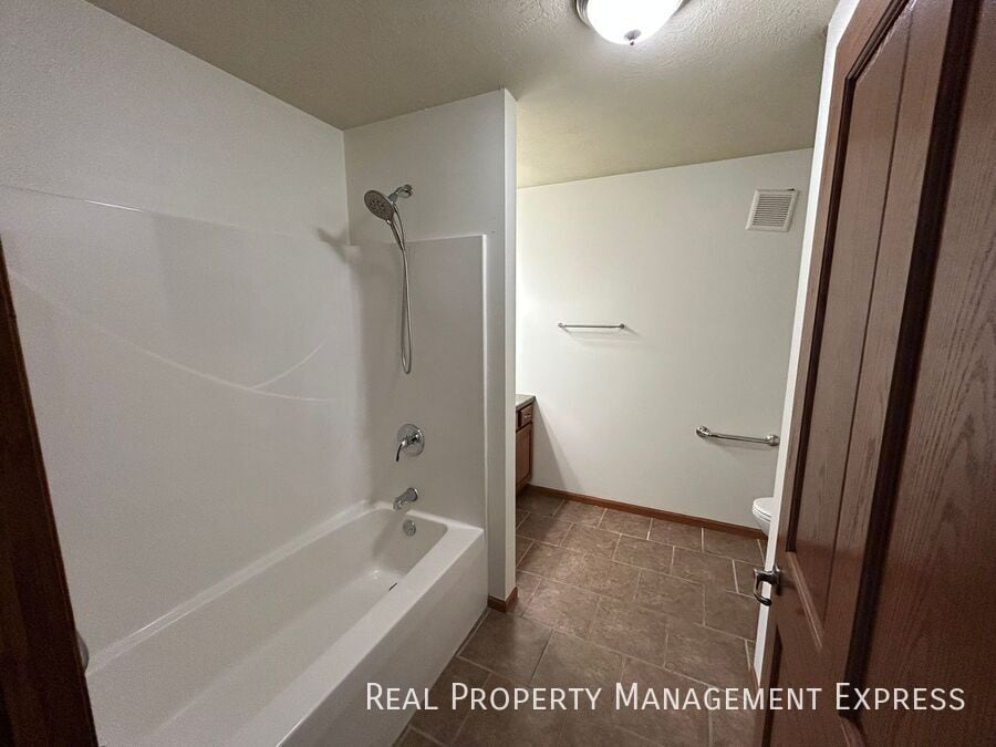 Building Photo - 2 Bedroom, 1 Bath Townhome with Amenities!