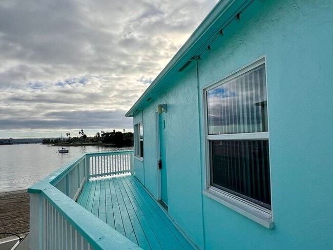Building Photo - Spectacular Bay Views With a wrap around P...
