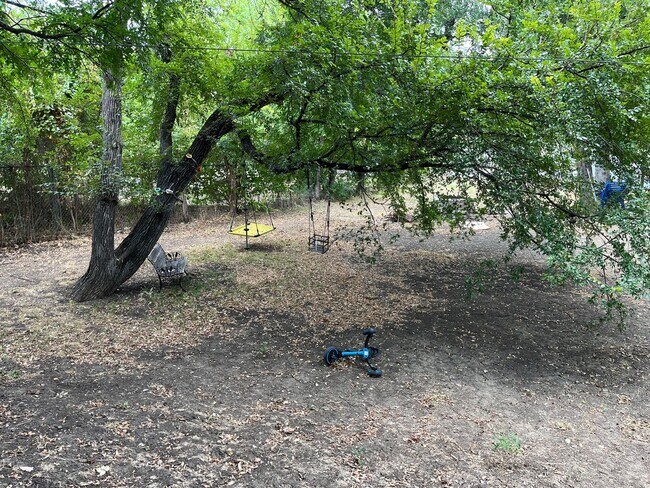 Building Photo - 830 Blackburn St