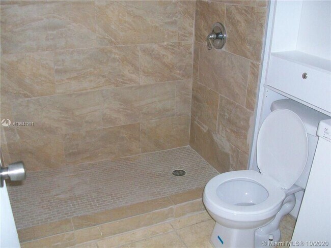 Building Photo - 115 Royal Park Dr