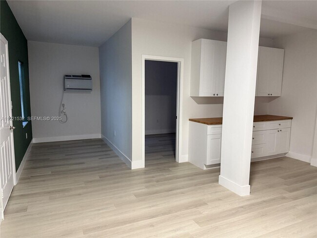 Building Photo - 7611 Harding Ave