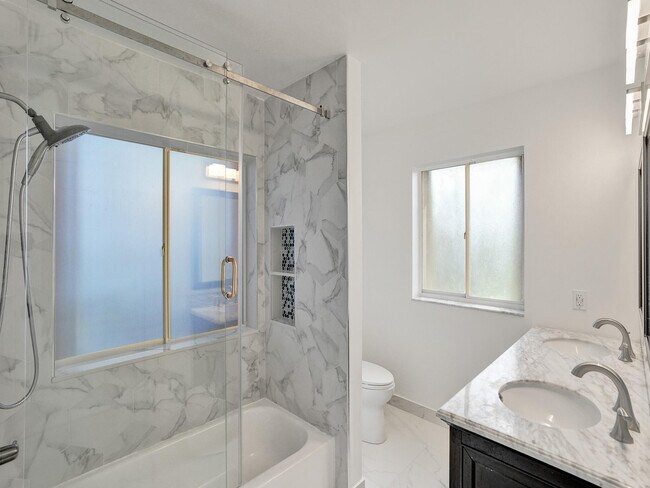 Building Photo - 762 Crescent Way