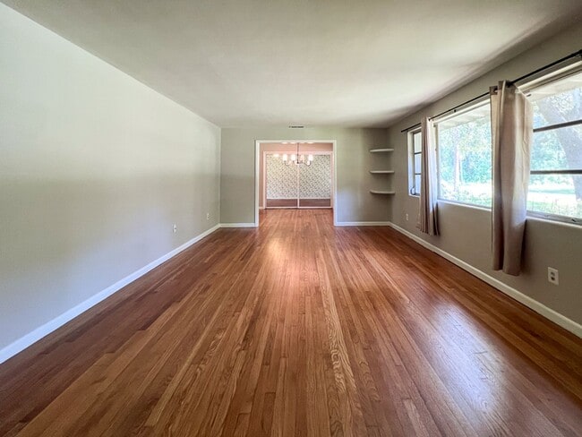 Building Photo - Centrally Located 3BR/2BA House - Availabl...