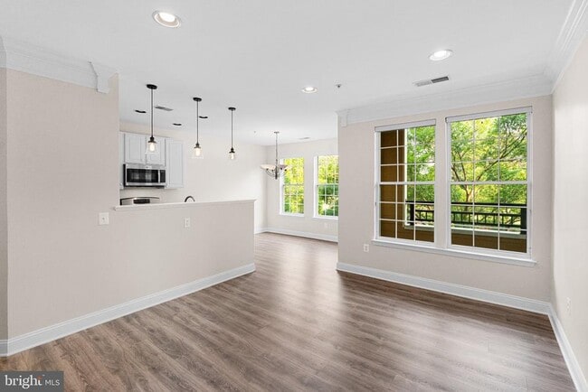 Building Photo - 701 Fallsgrove Dr
