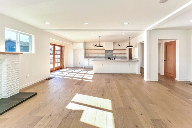 Building Photo - 103 N Kingsley Dr