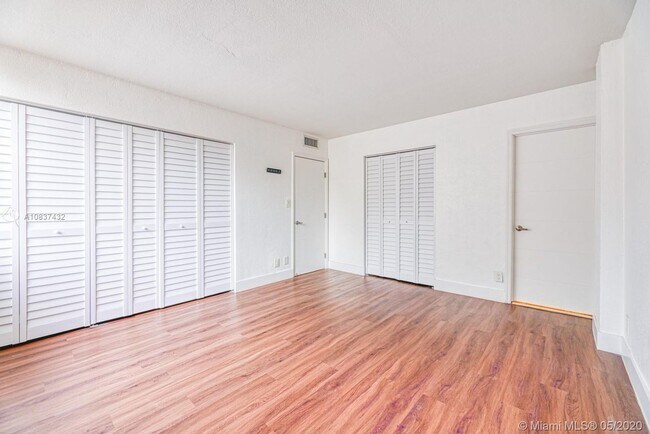 Building Photo - 9001 SW 77th Ave